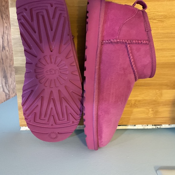 UGG Ultra Mini ~ Purple size 8 women’s - Picture 3 of 7